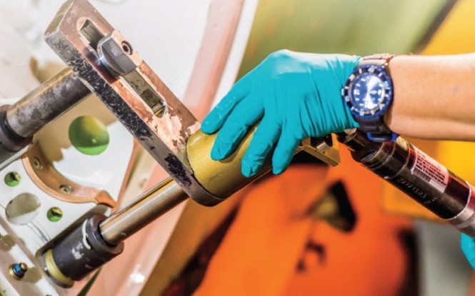 گیربکس انتقال قدرت در محیط های محدود جهت ترکمتر و مولتی پلایر مدل RAD - SDM- 400 LOW PROFILE ساخت راد کانادا